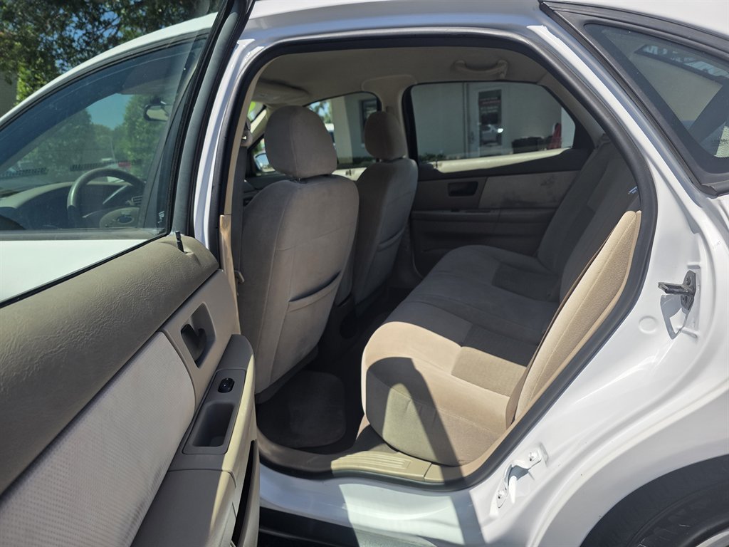 Used 2007 Ford Taurus SE FWD image 29