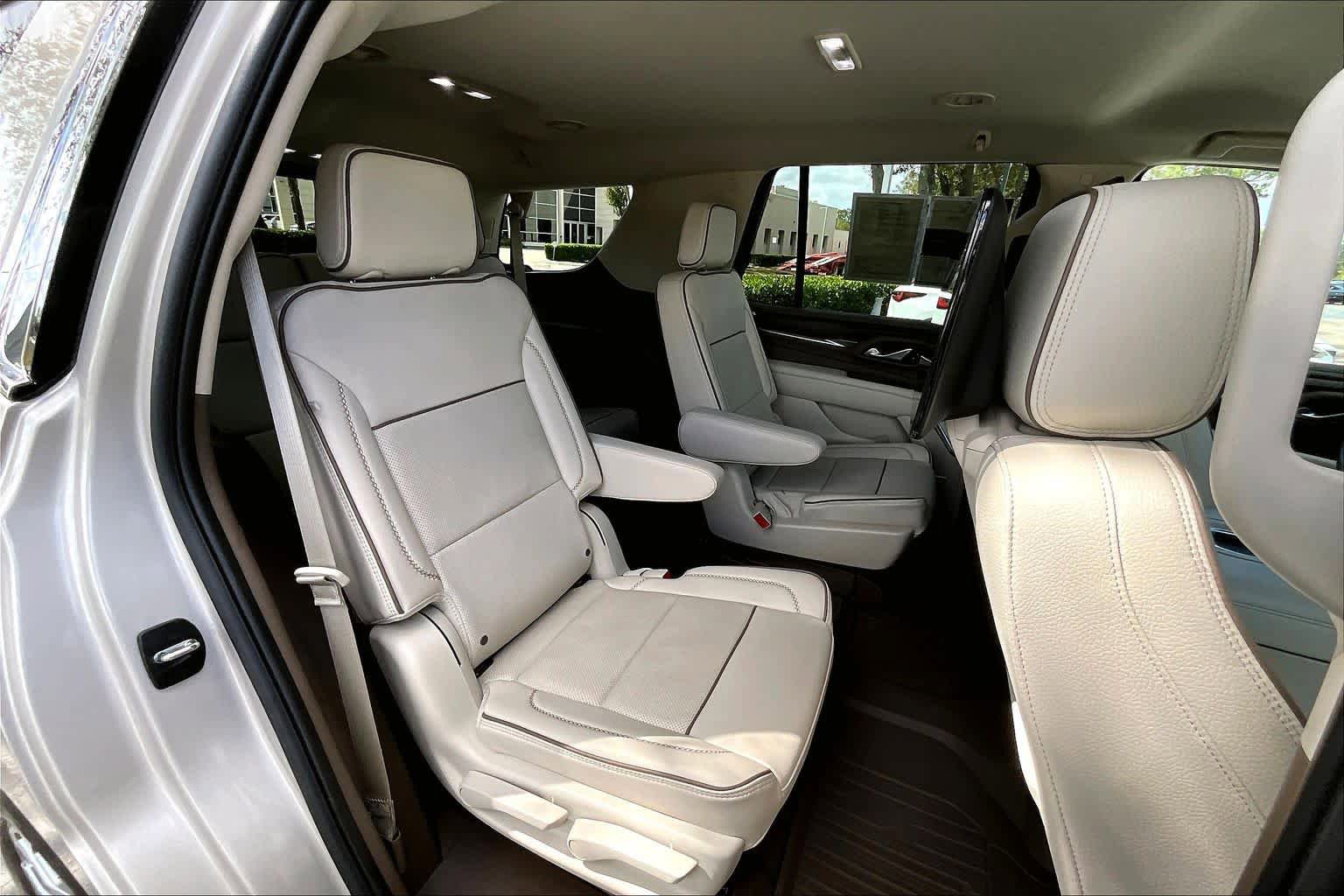 Used 2024 GMC Yukon Denali w/ Advanced Technology Package AWD/4WD image 35