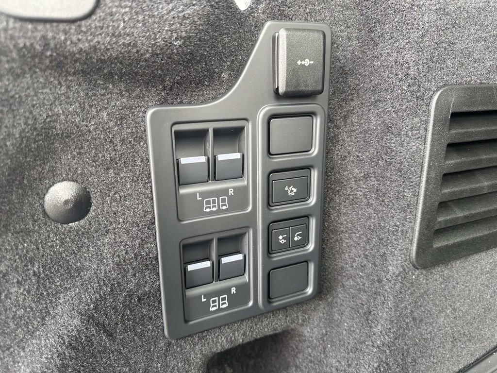 New 2026 Land Rover Discovery Limited Edition image 7