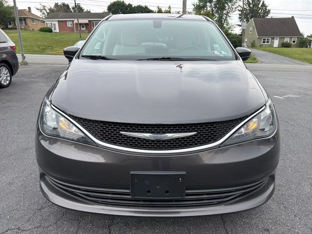 Used 2017 Chrysler Pacifica LX FWD image 3