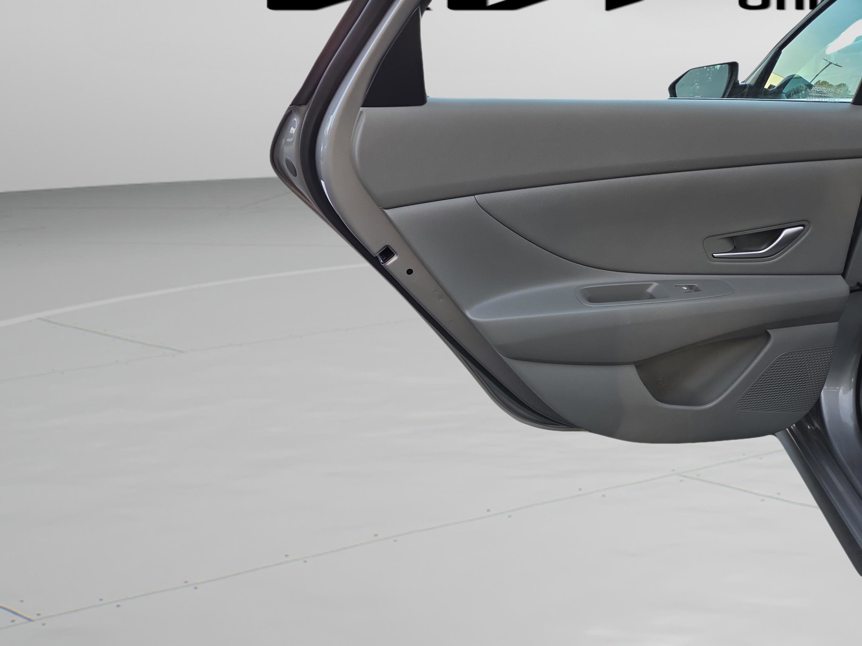 Used 2025 Hyundai Elantra SEL image 32