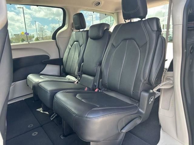 Used 2022 Chrysler Pacifica Touring-L w/ Uconnect Theater Family Group image 37