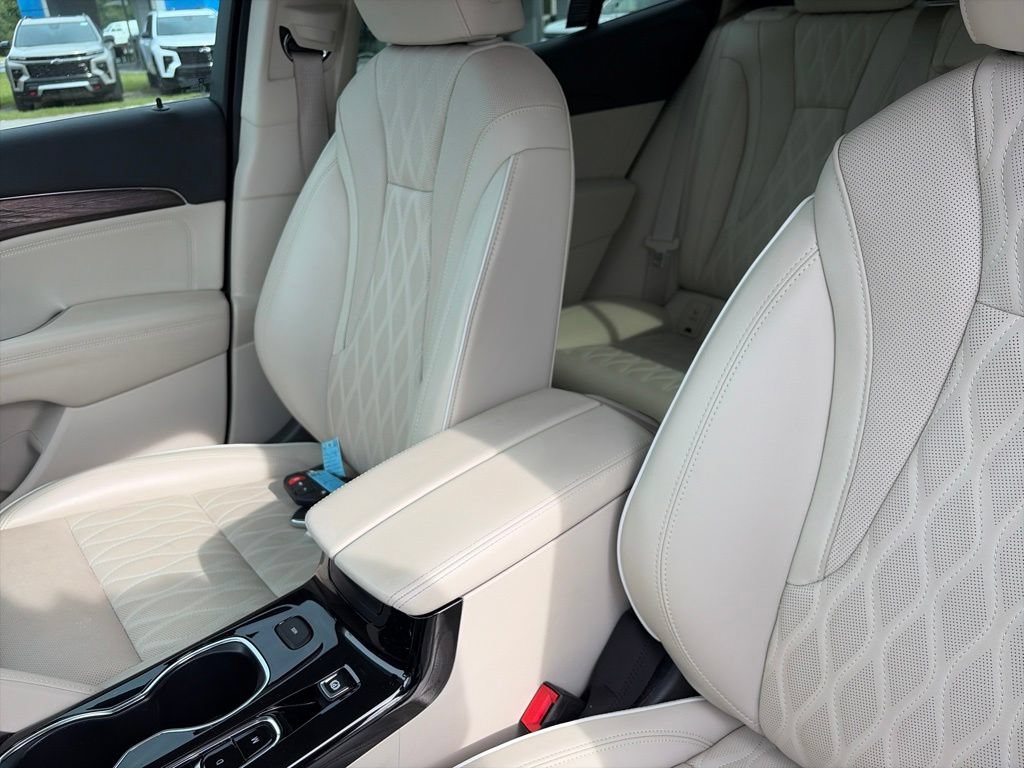 Used 2023 Buick Envision Avenir FWD image 24