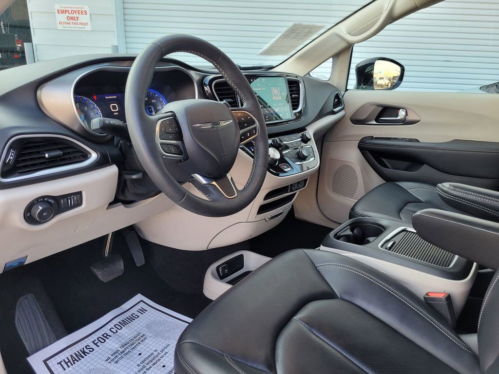 Used 2024 Chrysler Pacifica Touring-L image 10