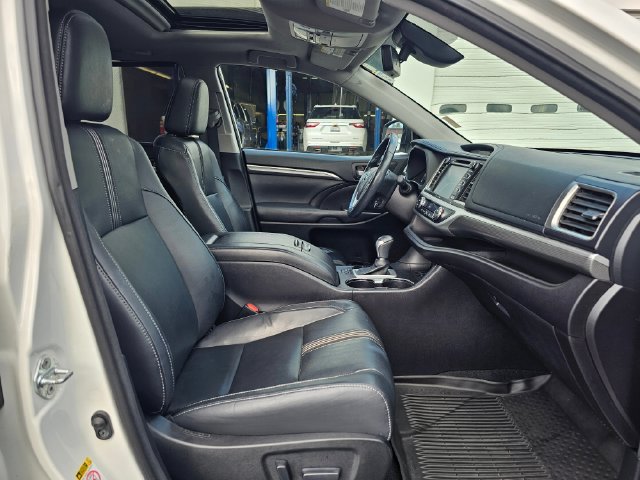 Used 2017 Toyota Highlander SE AWD/4WD image 12