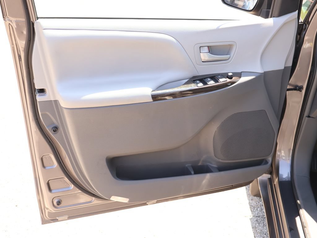 Used 2017 Toyota Sienna XLE FWD image 17