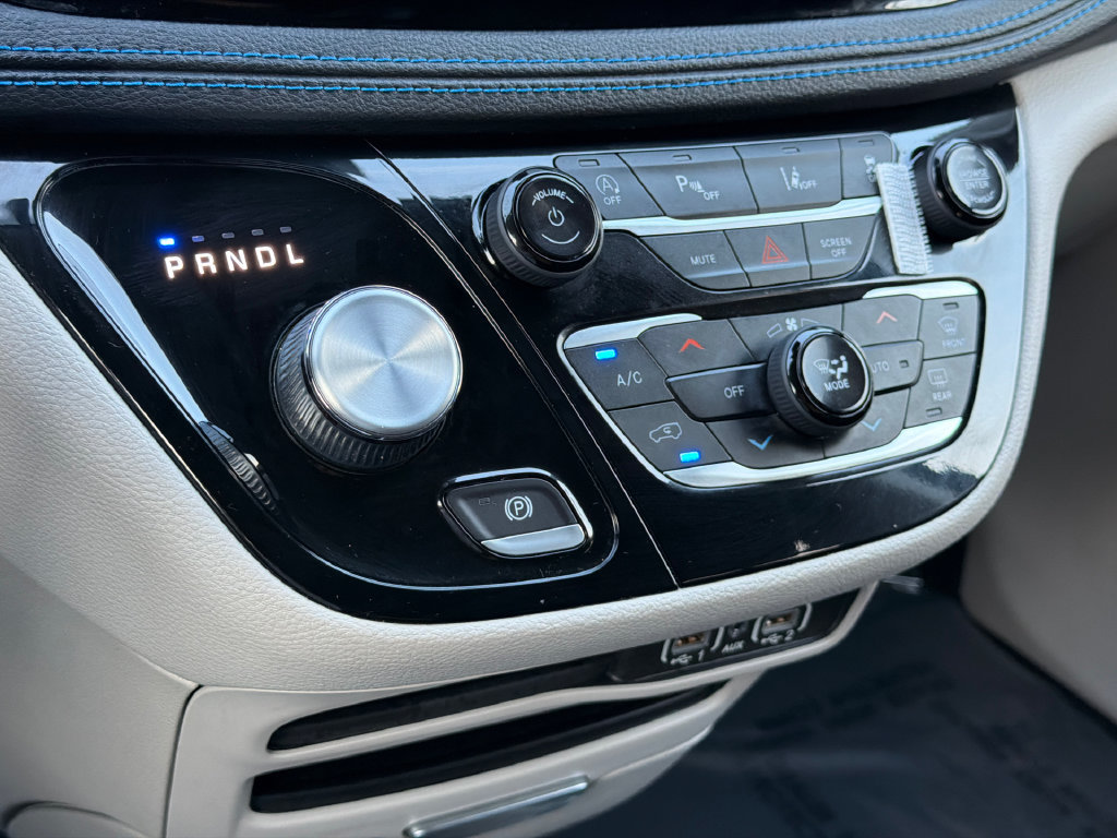 Used 2021 Chrysler Pacifica Touring FWD image 28