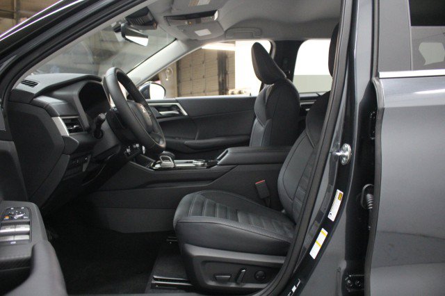 New 2026 Mitsubishi Outlander SE FWD image 6