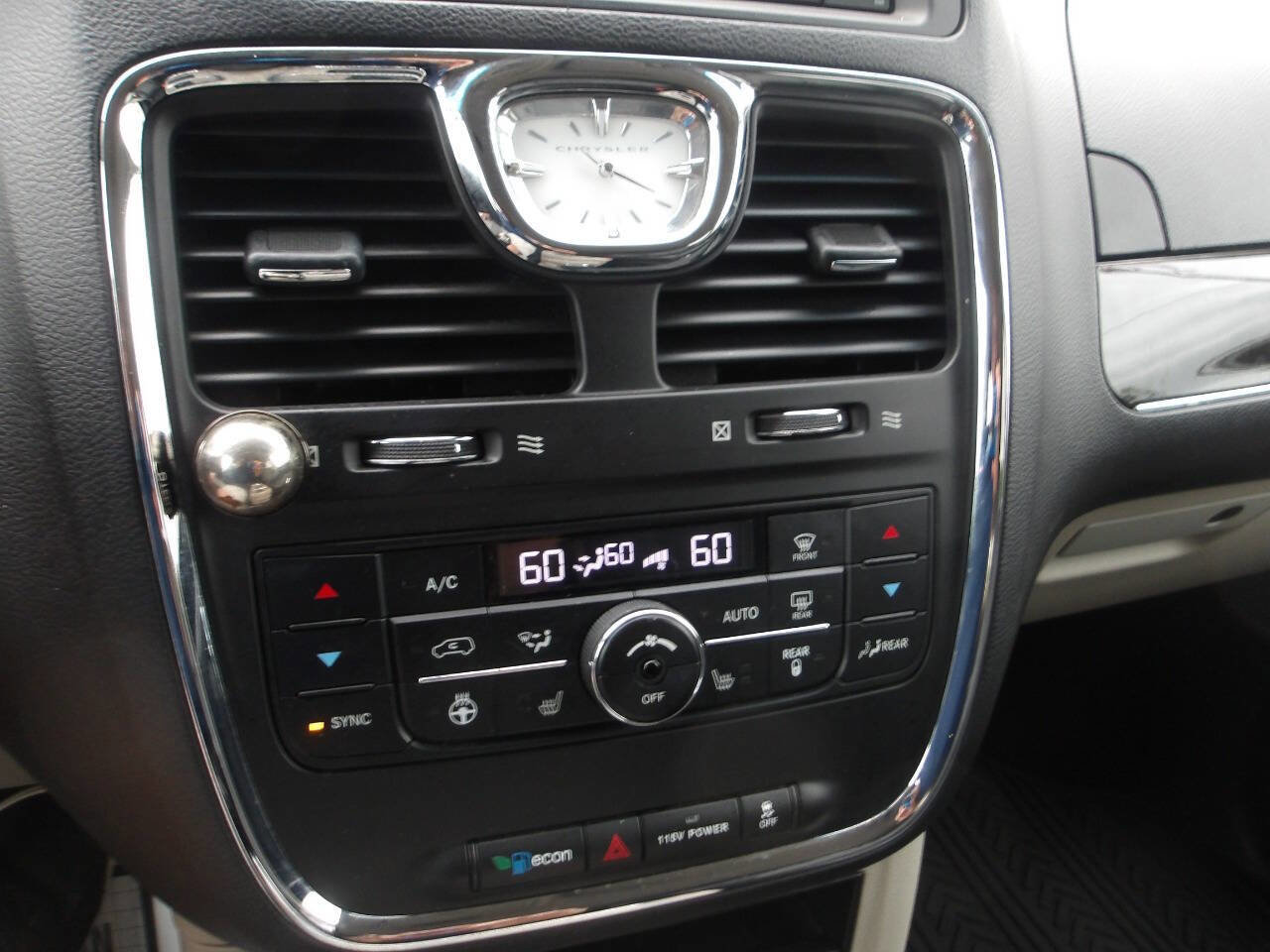 Used 2016 Chrysler Town & Country Touring w/ Driver Convenience Group FWD image 13