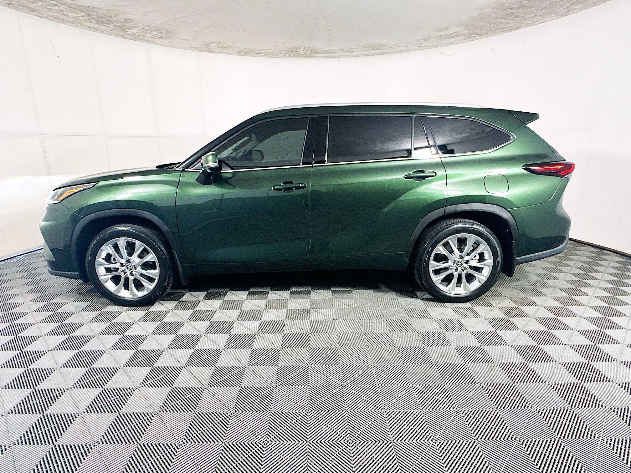 Used 2024 Toyota Highlander Limited FWD image 6