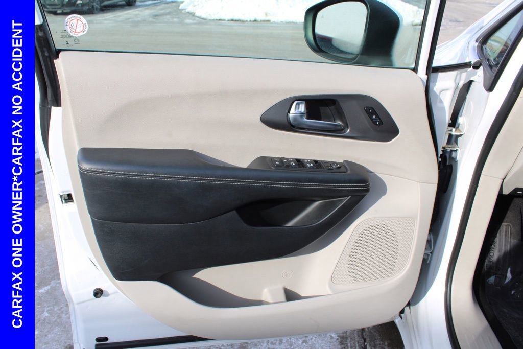 Used 2023 Chrysler Pacifica Touring-L image 17