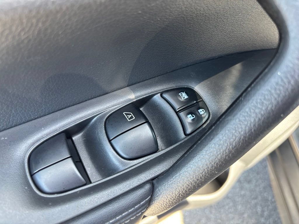 Used 2019 Nissan Rogue SV AWD/4WD image 17