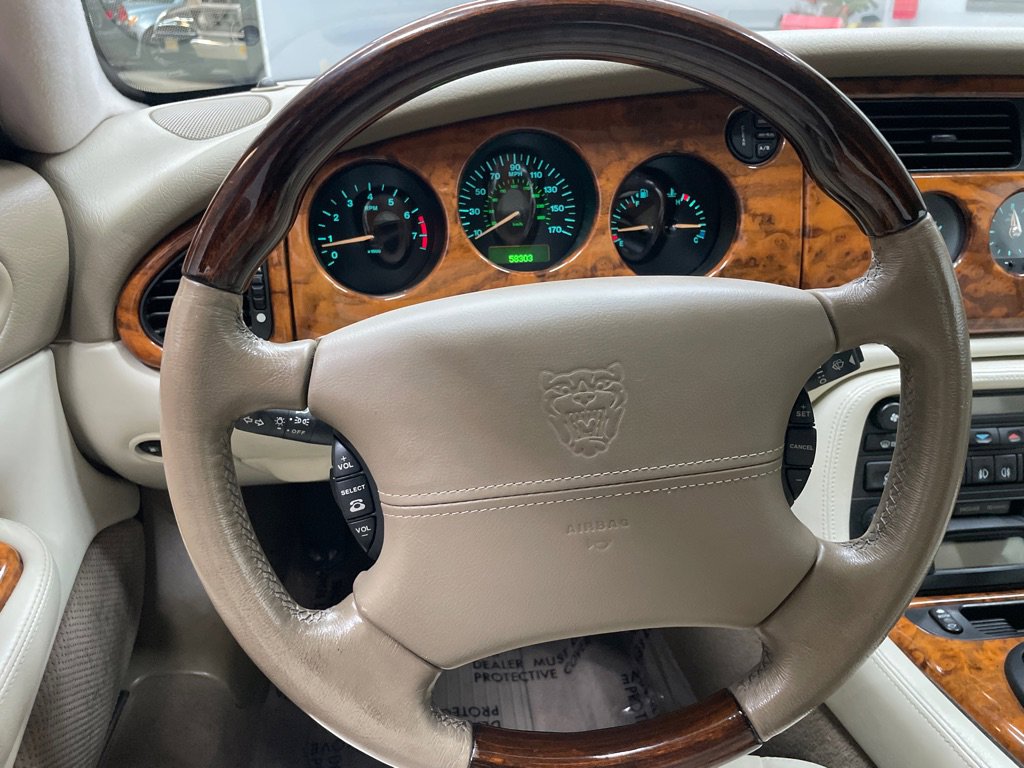 Used 2003 Jaguar XK8 Convertible image 27