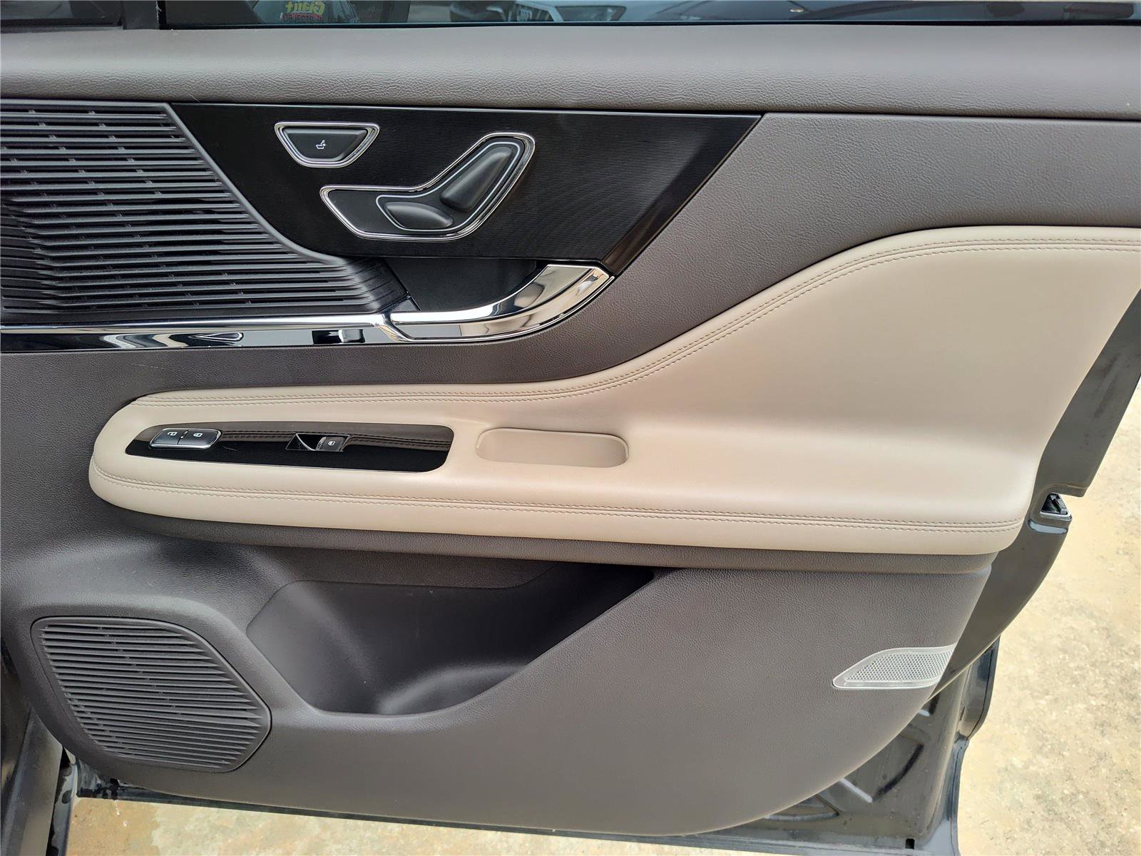 Used 2022 Lincoln Corsair Reserve image 24