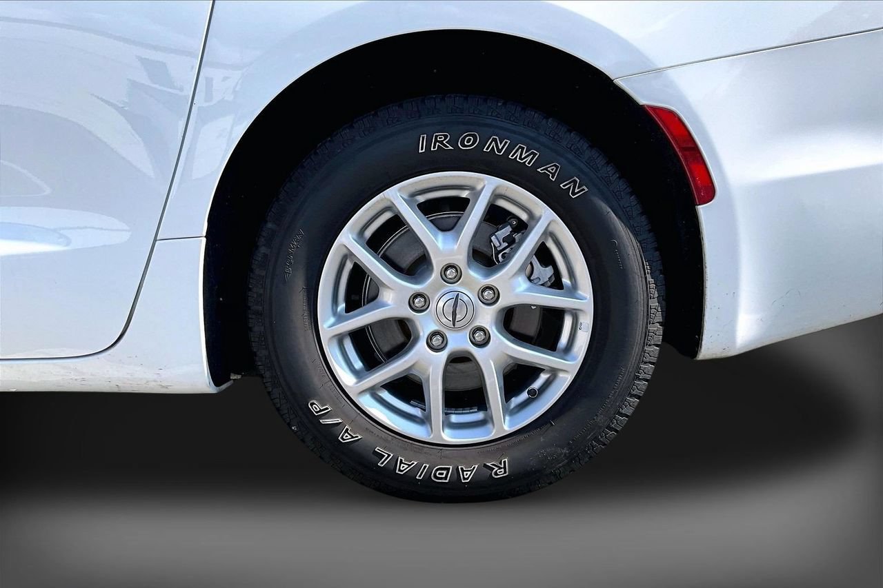 Used 2024 Chrysler Pacifica Touring-L FWD image 34