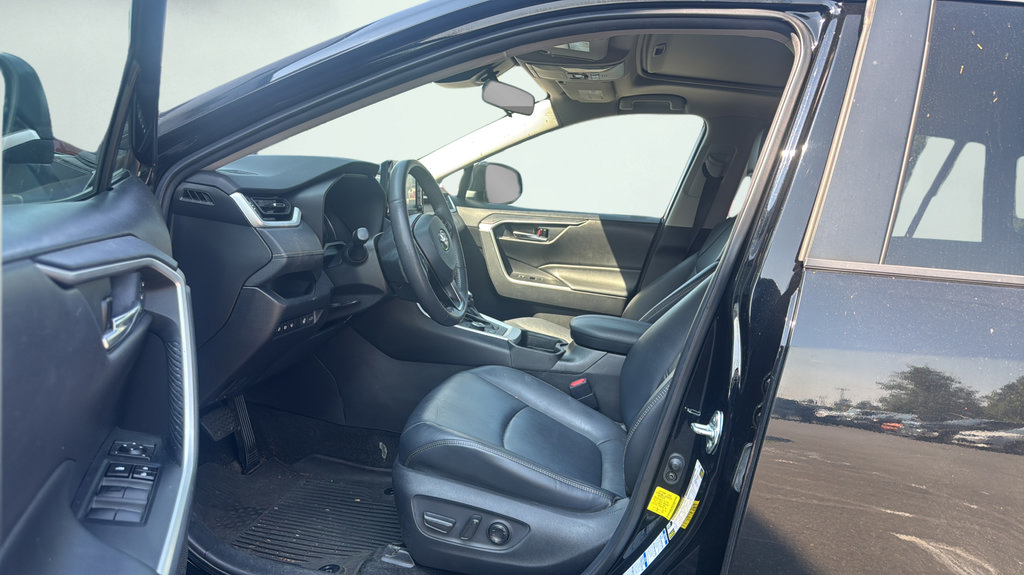 Used 2021 Toyota RAV4 XLE Premium AWD/4WD image 15