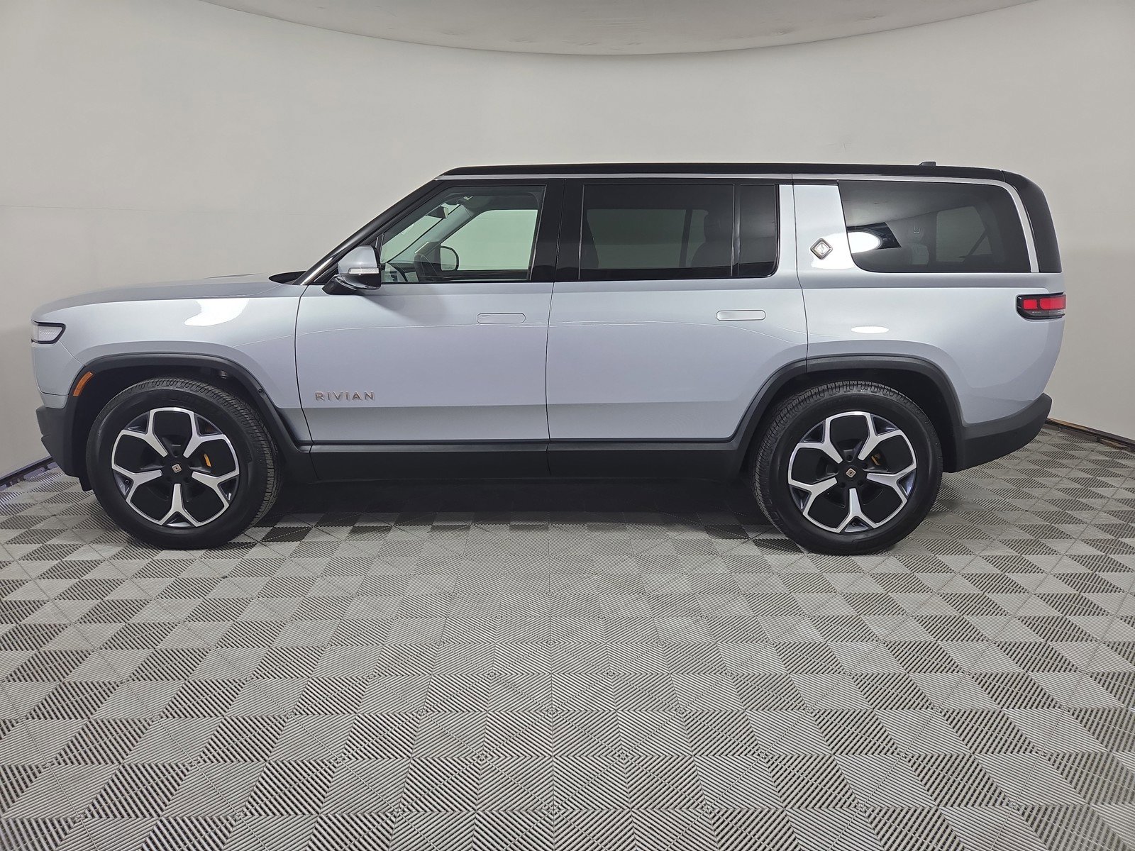 Used 2024 Rivian R1S Adventure AWD/4WD image 2