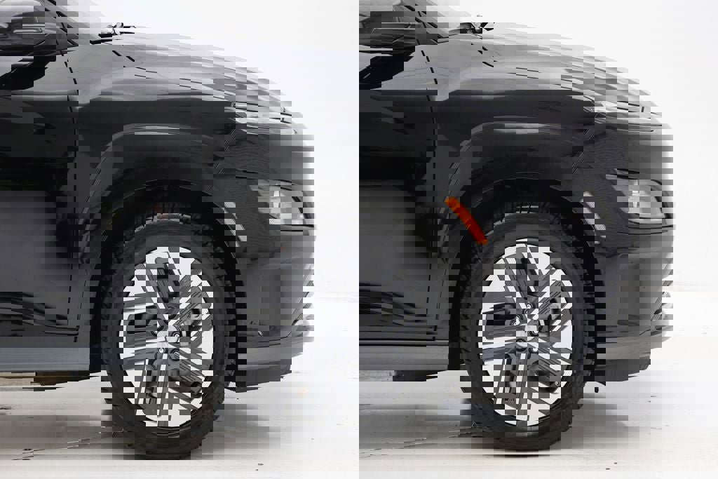 Used 2023 Hyundai Kona SE image 4