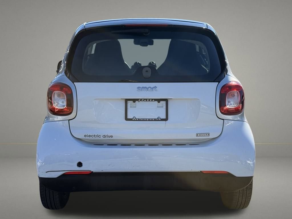 Used 2017 smart fortwo pure image 4