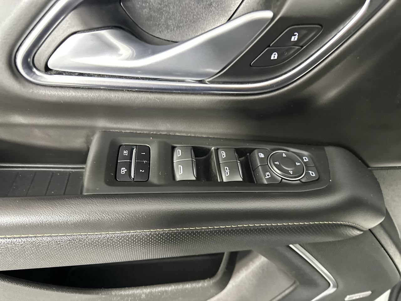 Used 2022 Chevrolet Suburban Premier RWD image 3