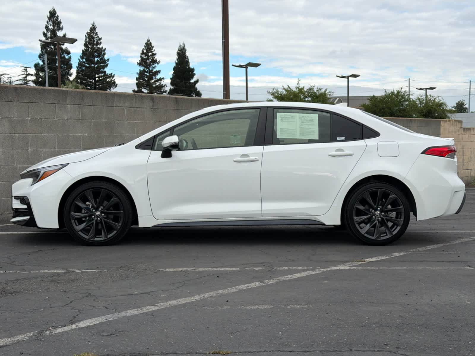 Used 2024 Toyota Corolla SE w/ SE Premium Package FWD image 9