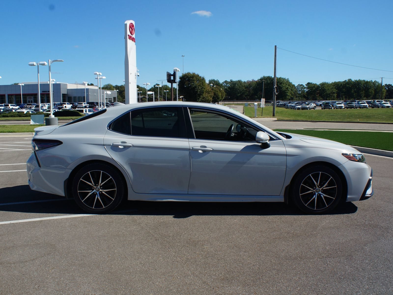 Used 2024 Toyota Camry SE w/ Cold Weather Package FWD image 20