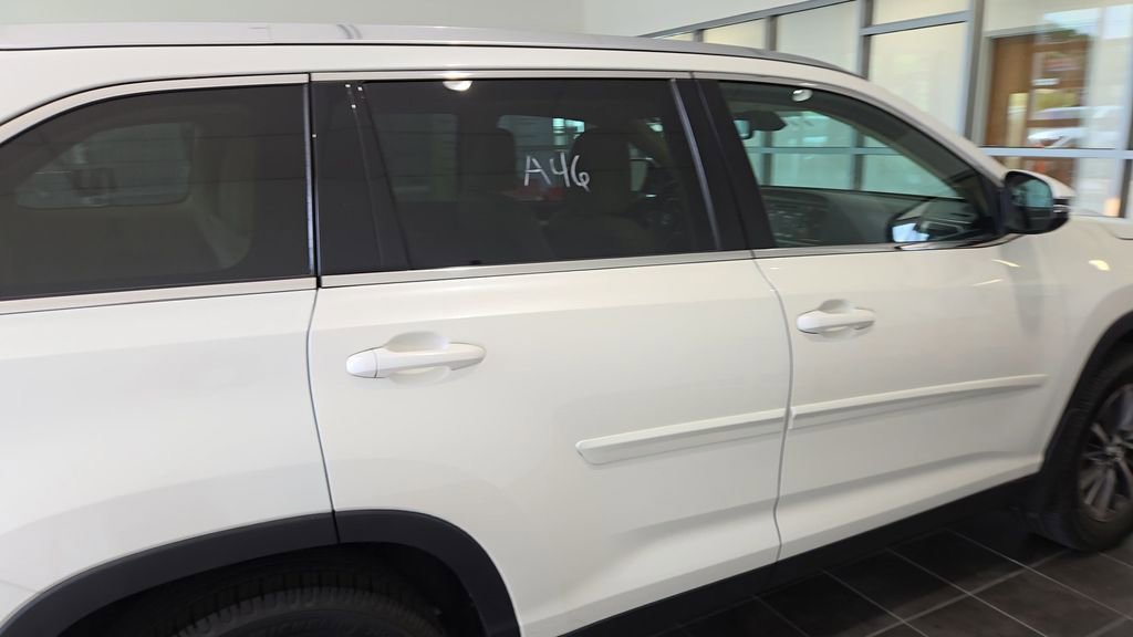 Used 2019 Toyota Highlander XLE AWD/4WD image 5