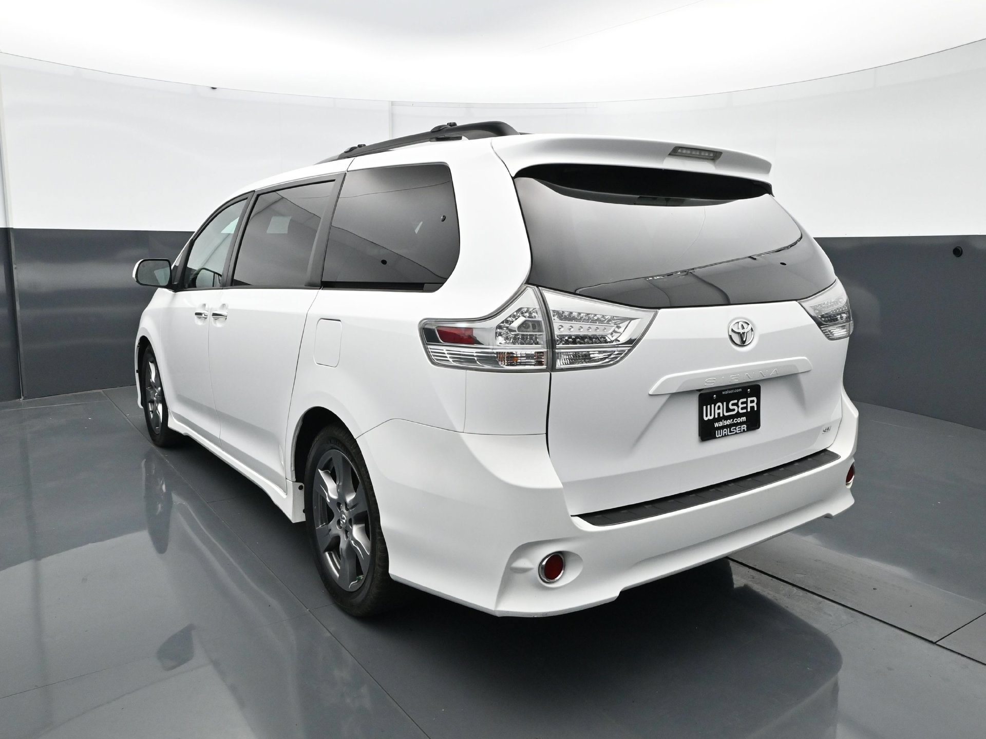 Used 2017 Toyota Sienna SE w/ SE Preferred Package FWD image 5