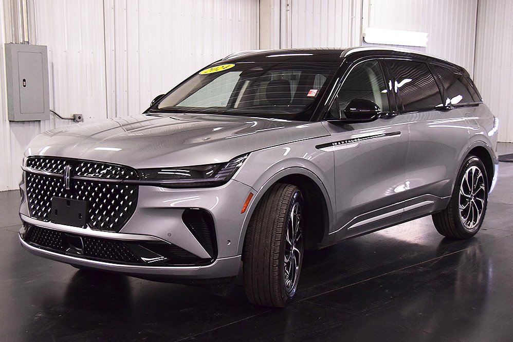 Used 2024 Lincoln Nautilus Reserve image 3