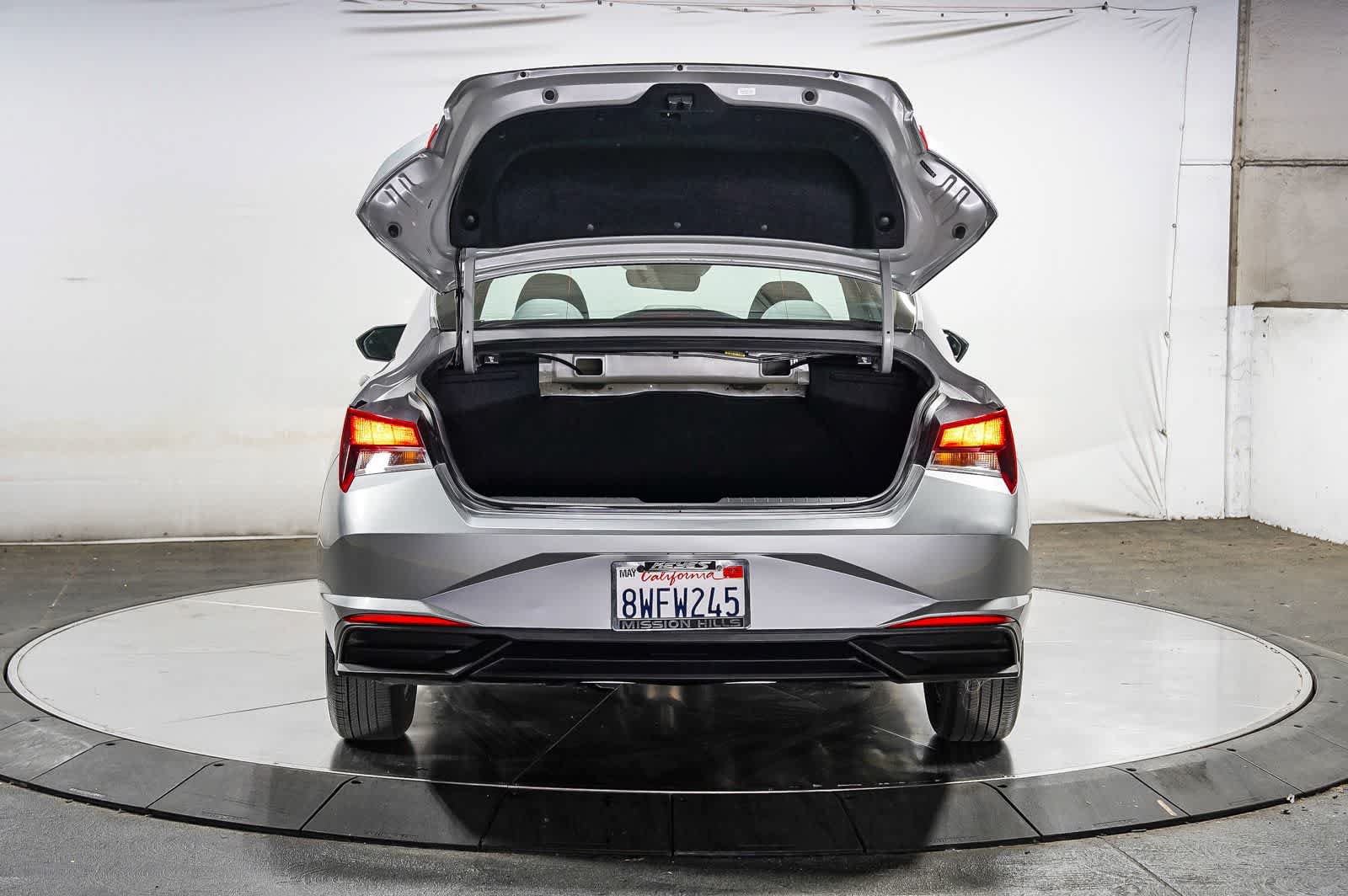 Used 2021 Hyundai Elantra SE FWD image 26