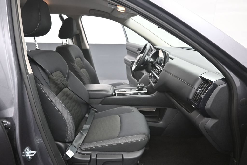Used 2025 Nissan Pathfinder SV FWD image 14