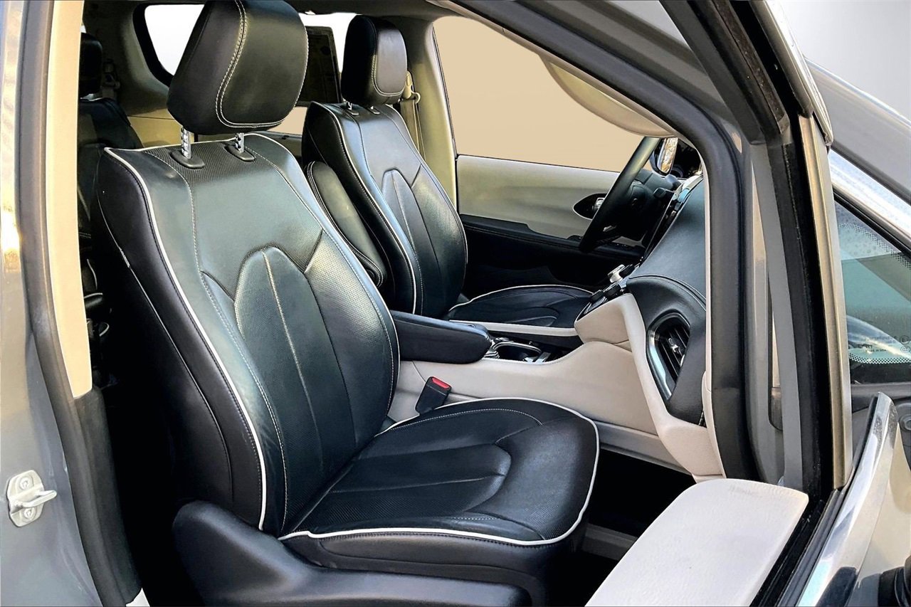 Certified 2023 Chrysler Pacifica Limited image 24