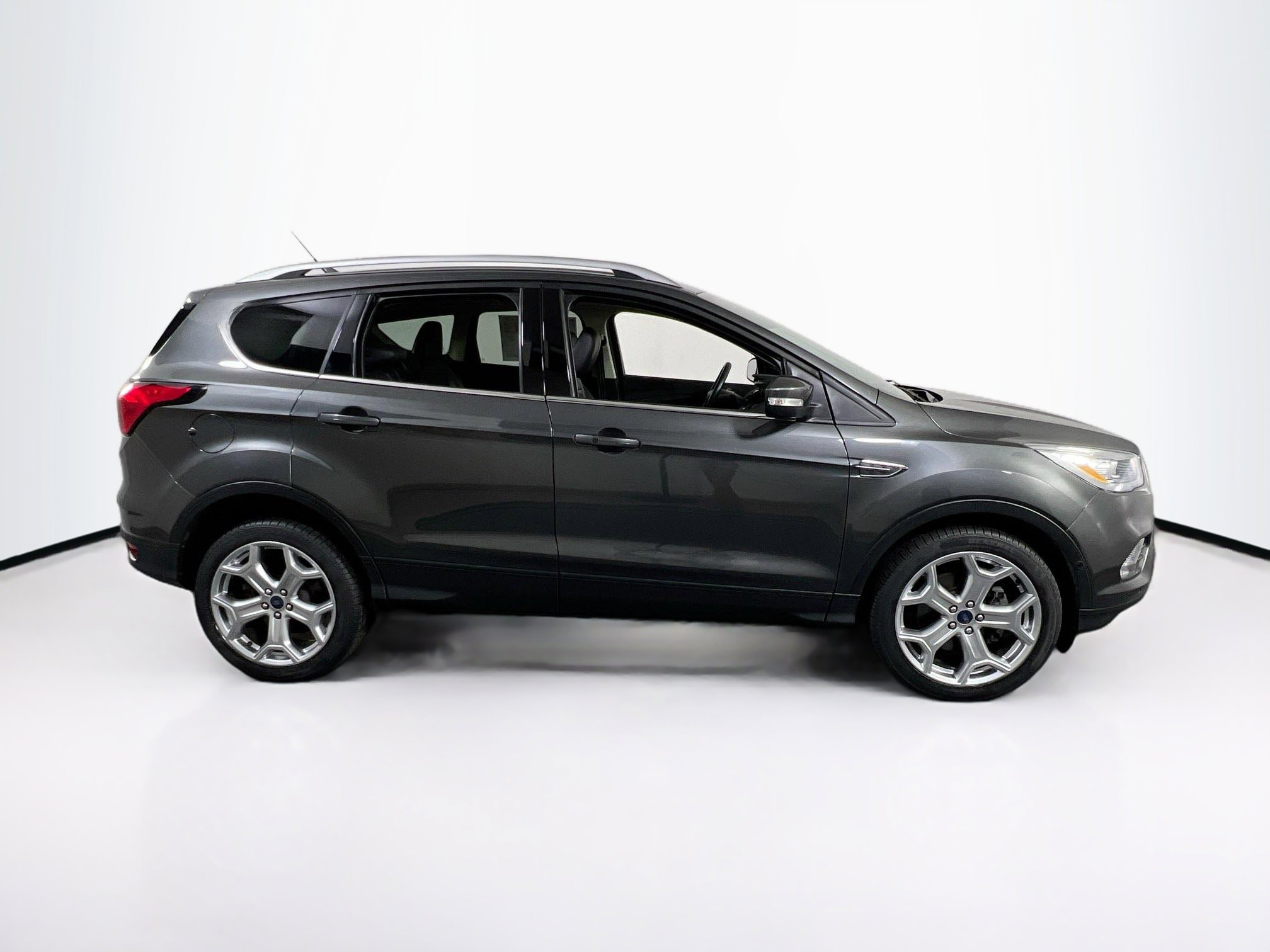 Used 2019 Ford Escape Titanium image 4