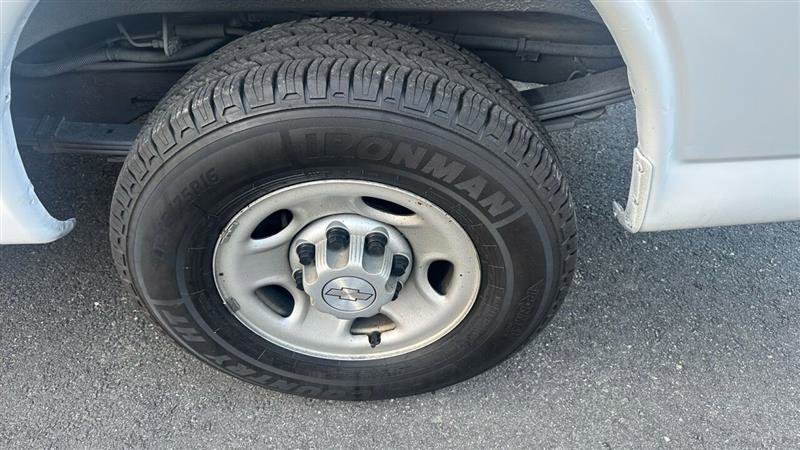 Used 2017 Chevrolet Express 2500 image 31