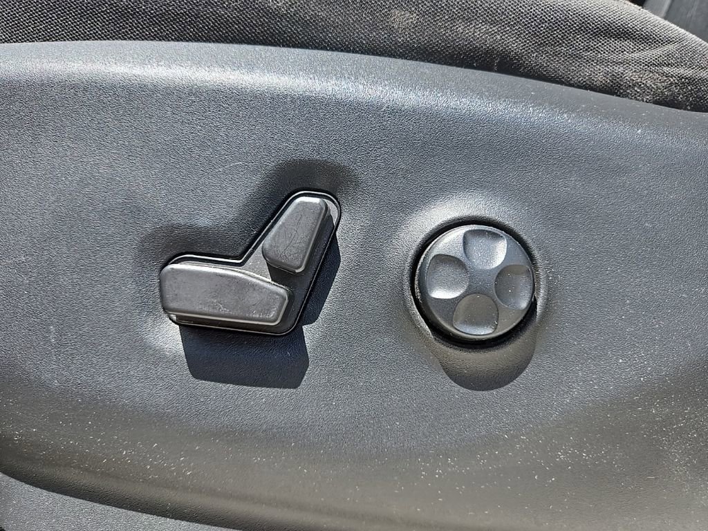 Used 2022 Chrysler Voyager LX FWD image 27