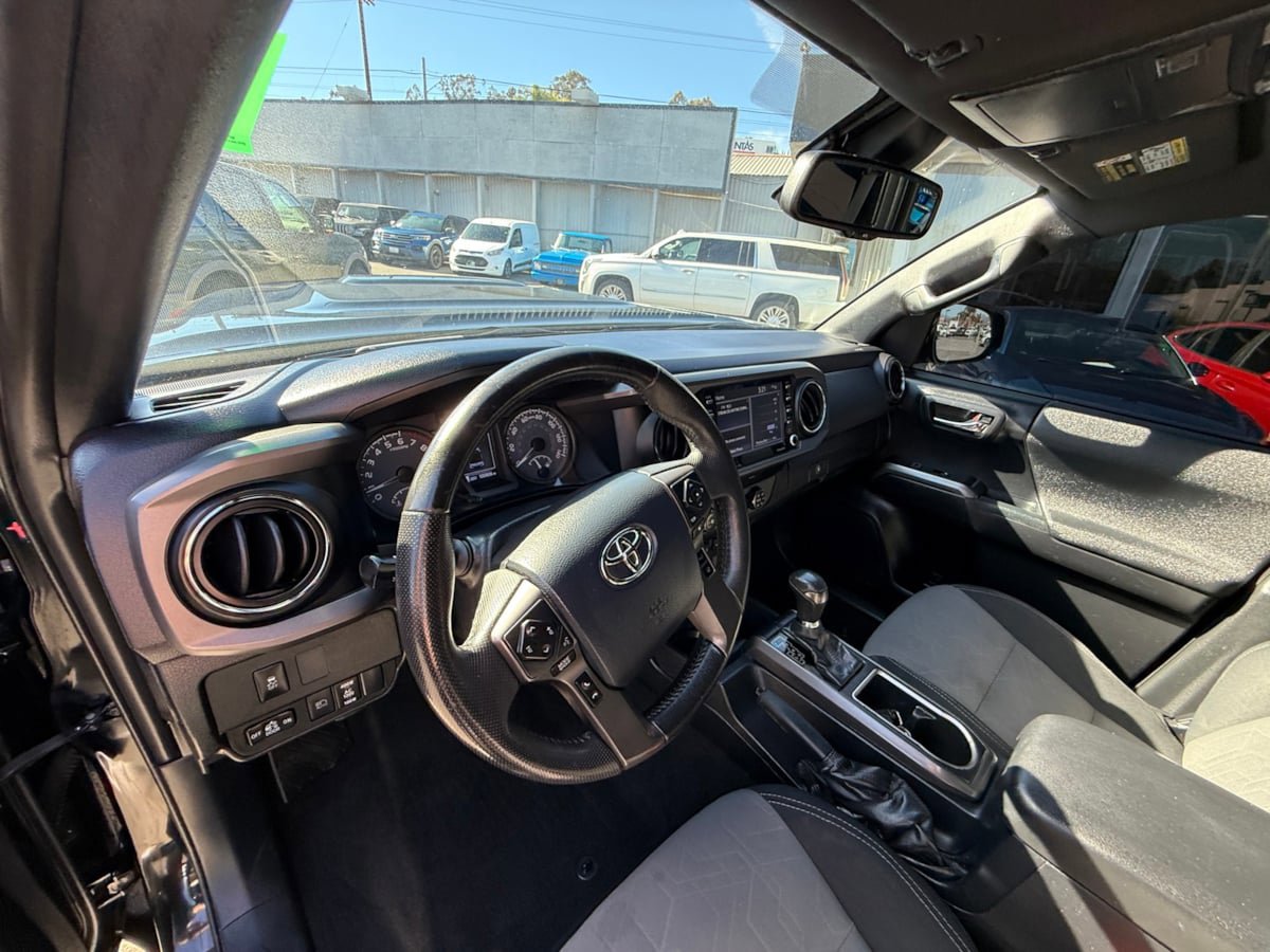 Used 2020 Toyota Tacoma TRD Sport w/ Technology Package RWD image 12