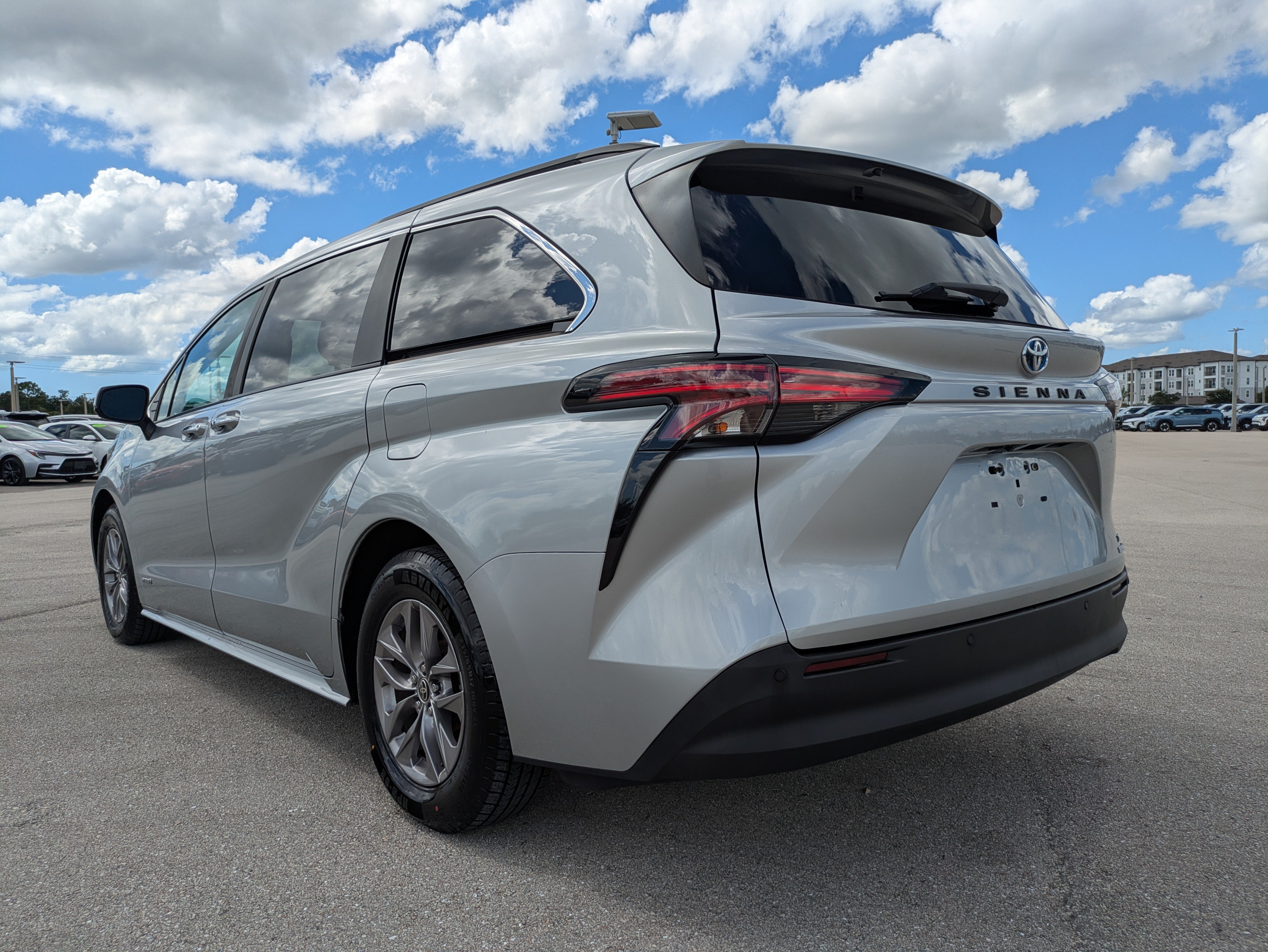 Used 2021 Toyota Sienna XLE w/ XLE Plus Package FWD image 6