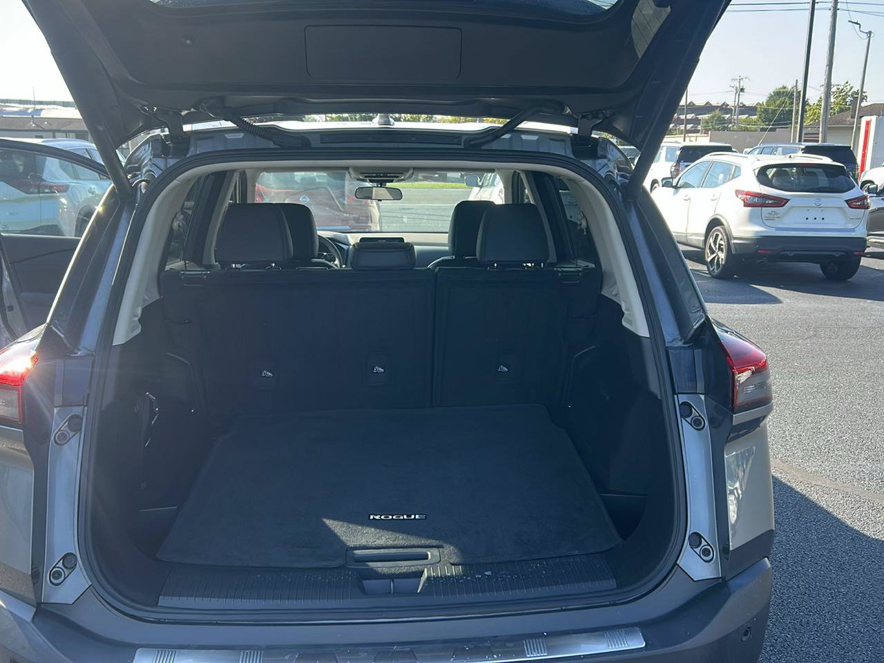 Used 2023 Nissan Rogue SV w/ SV Premium B Package FWD image 11