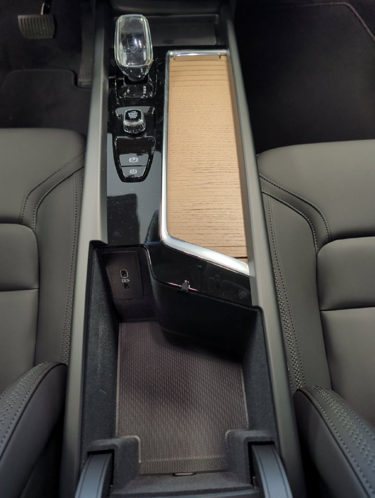 New 2026 Volvo XC60 B5 Plus w/ Protection Package Premier AWD/4WD image 32