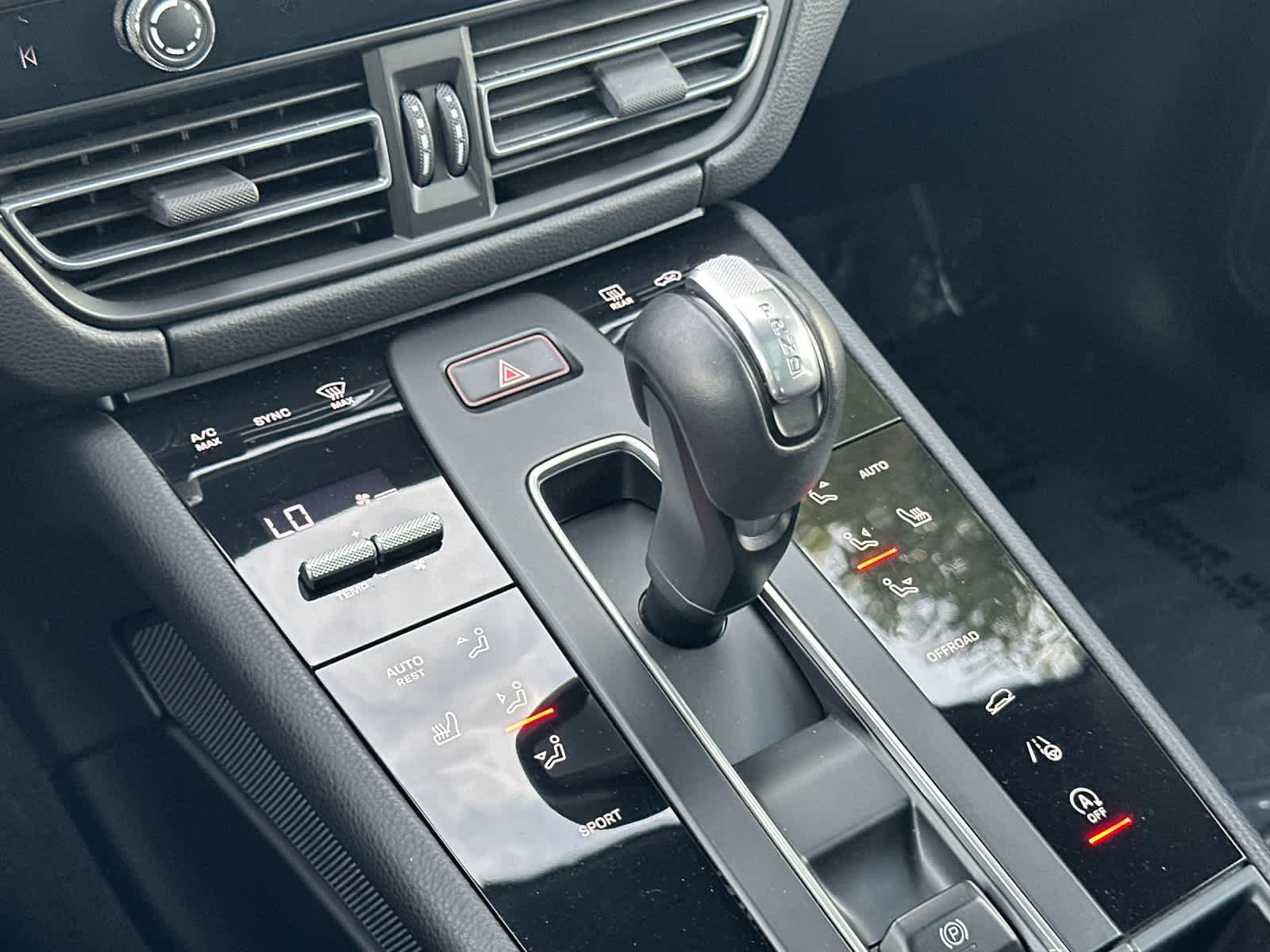 Certified 2025 Porsche Macan AWD/4WD image 24