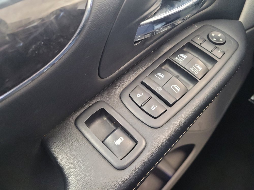Used 2016 Chrysler Town & Country Touring FWD image 27