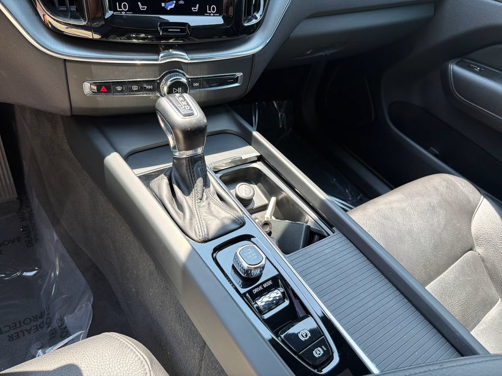Used 2020 Volvo XC60 T6 Momentum AWD/4WD image 30