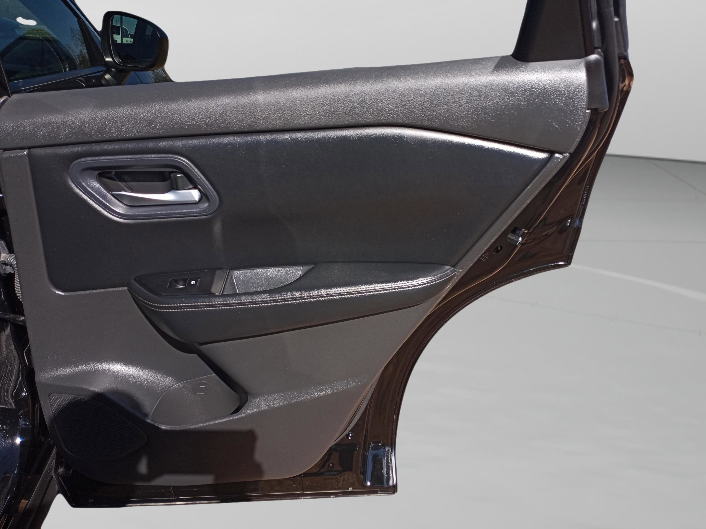 Used 2024 Nissan Rogue SV image 36