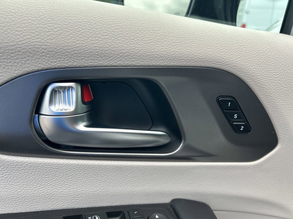 Used 2024 Chrysler Pacifica Touring-L image 36
