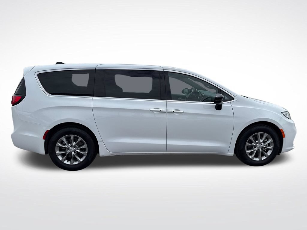 Used 2026 Chrysler Pacifica Limited FWD image 7