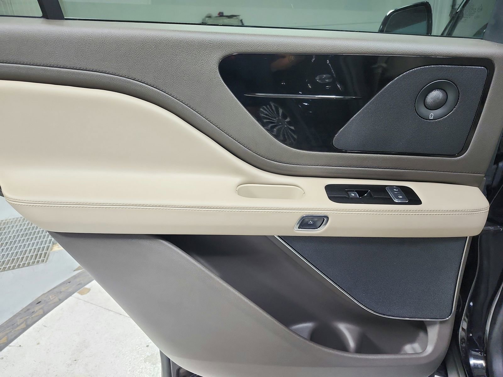 Used 2023 Lincoln Aviator Reserve w/ Elements Package Plus image 37