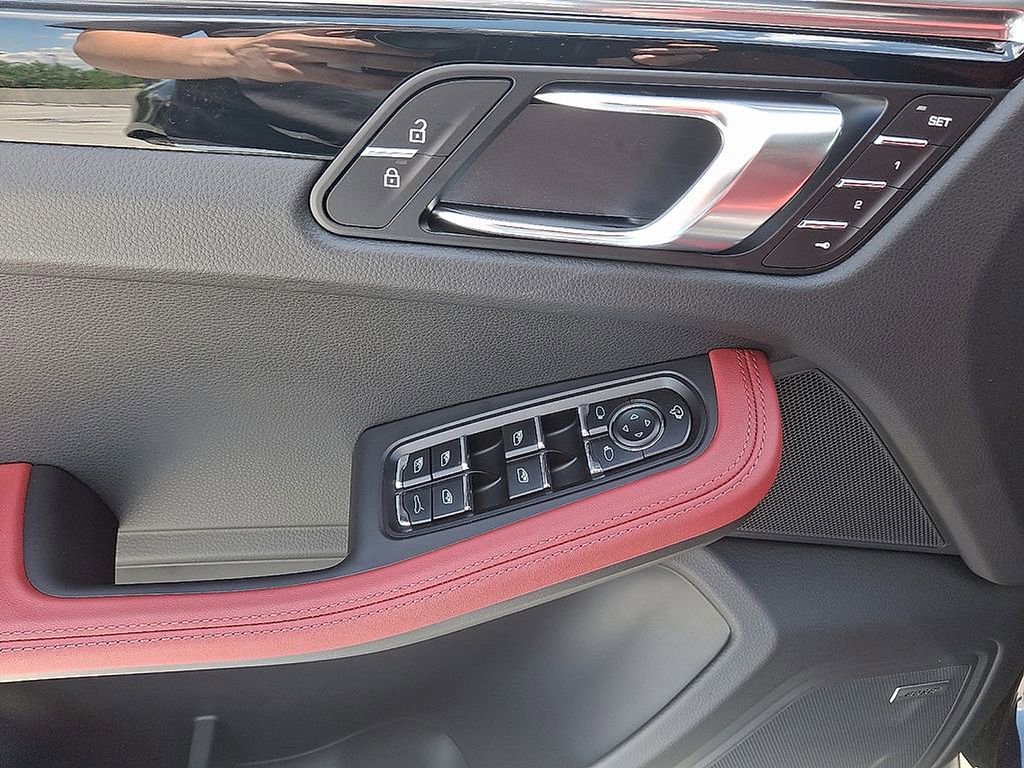 Used 2025 Porsche Macan image 14