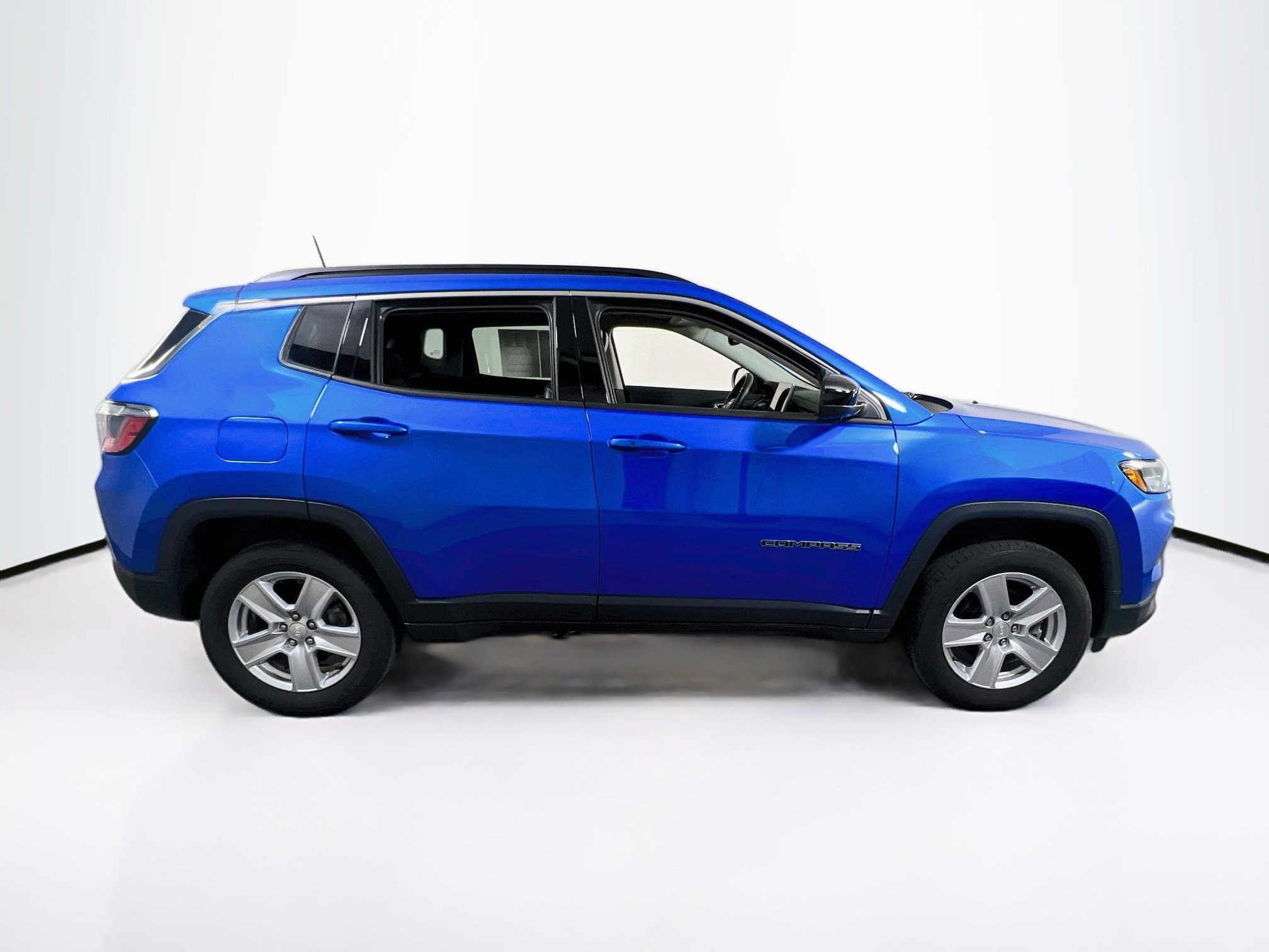 Used 2022 Jeep Compass Latitude w/ Sun and Sound Group AWD/4WD image 4
