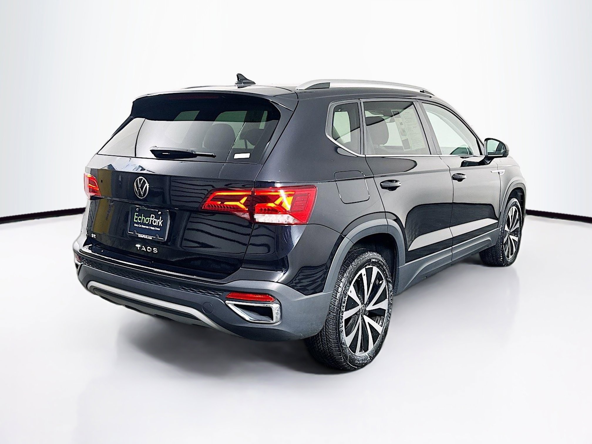 Used 2024 Volkswagen Taos SE image 9