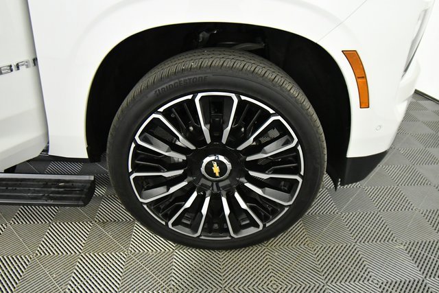 Certified 2025 Chevrolet Suburban High Country image 17